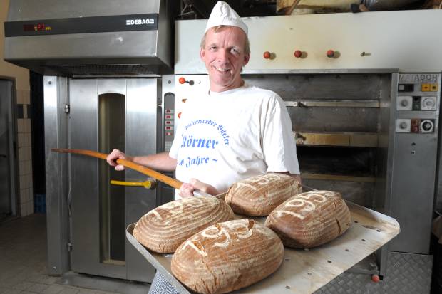 Brot ist seine Profession: Jan-Henning Körner aus Finkenwerder steht seit mehr als drei Jahrzehnten in der Familienbackstube im Hamburger Süden
